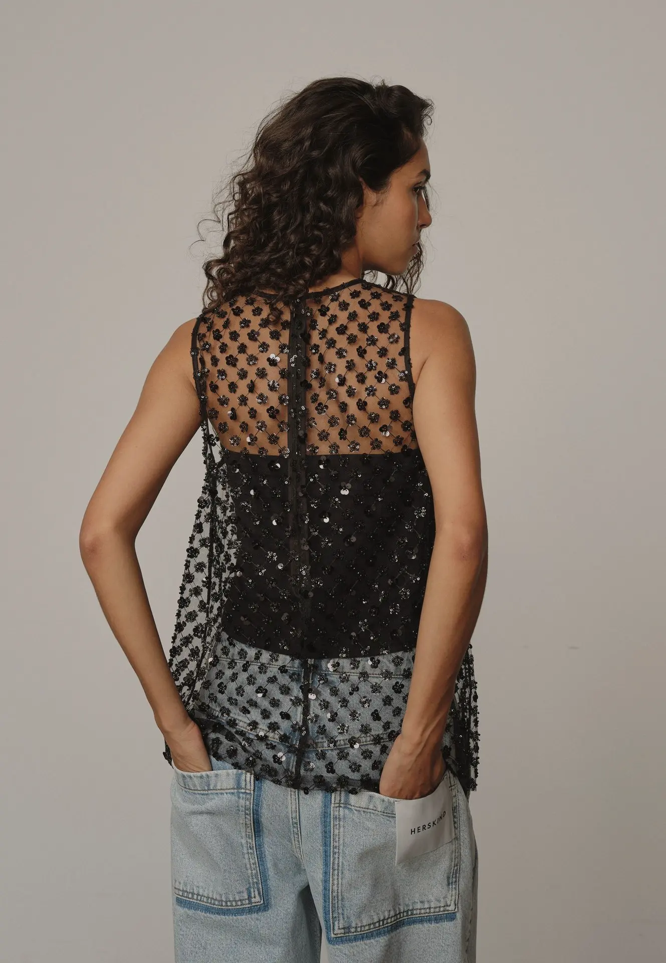 Jeune femme de dos portant une blouse festive