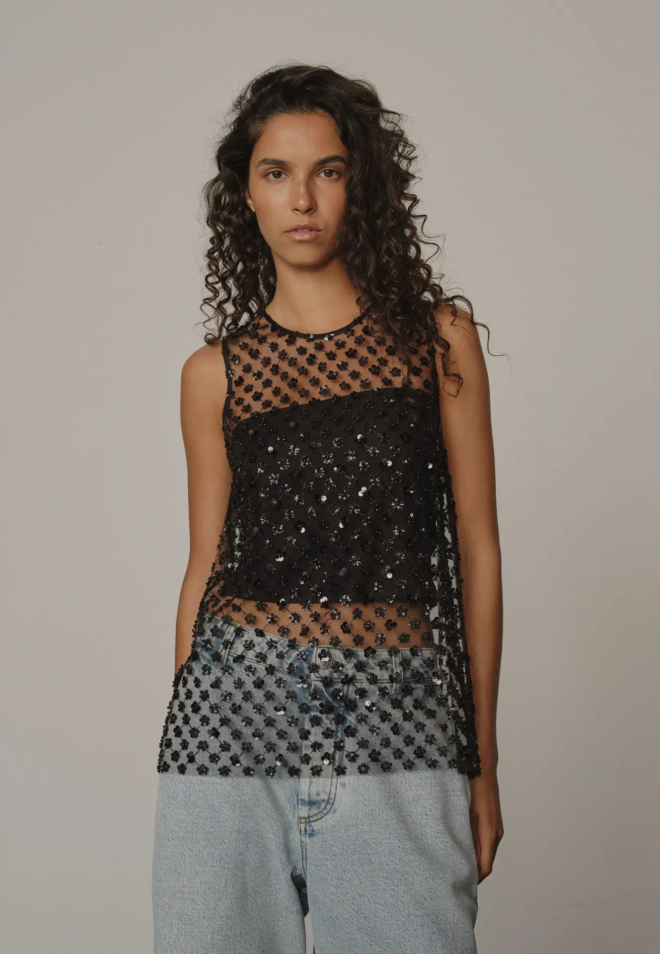 Jeune femme portant une blouse de fête noire