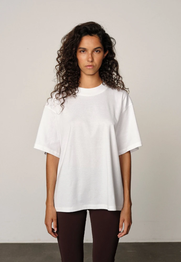 Femme au cheveux longs portant un t-shirt blanc