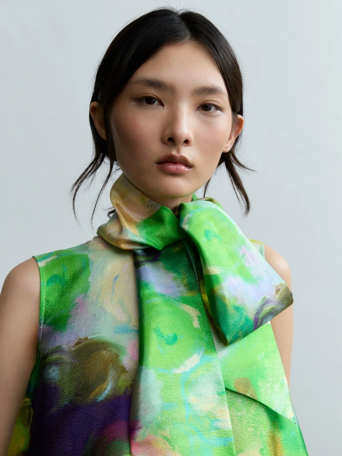 Femme asiatique portant une blouse colorée avec col