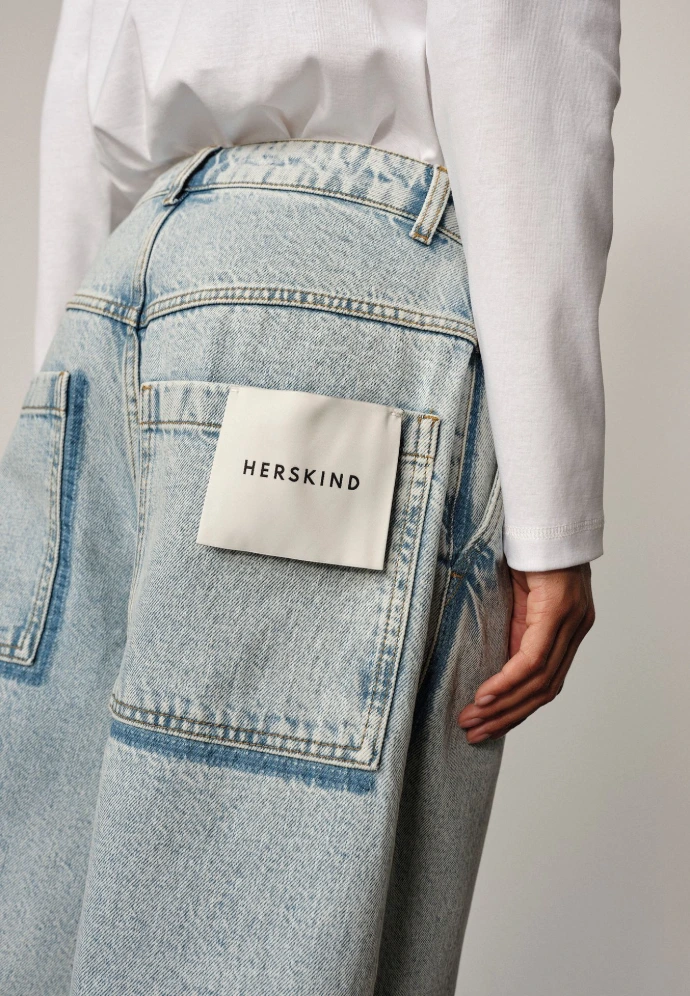 Détails d'un arrière de jeans en denim clair de na marque Herskind