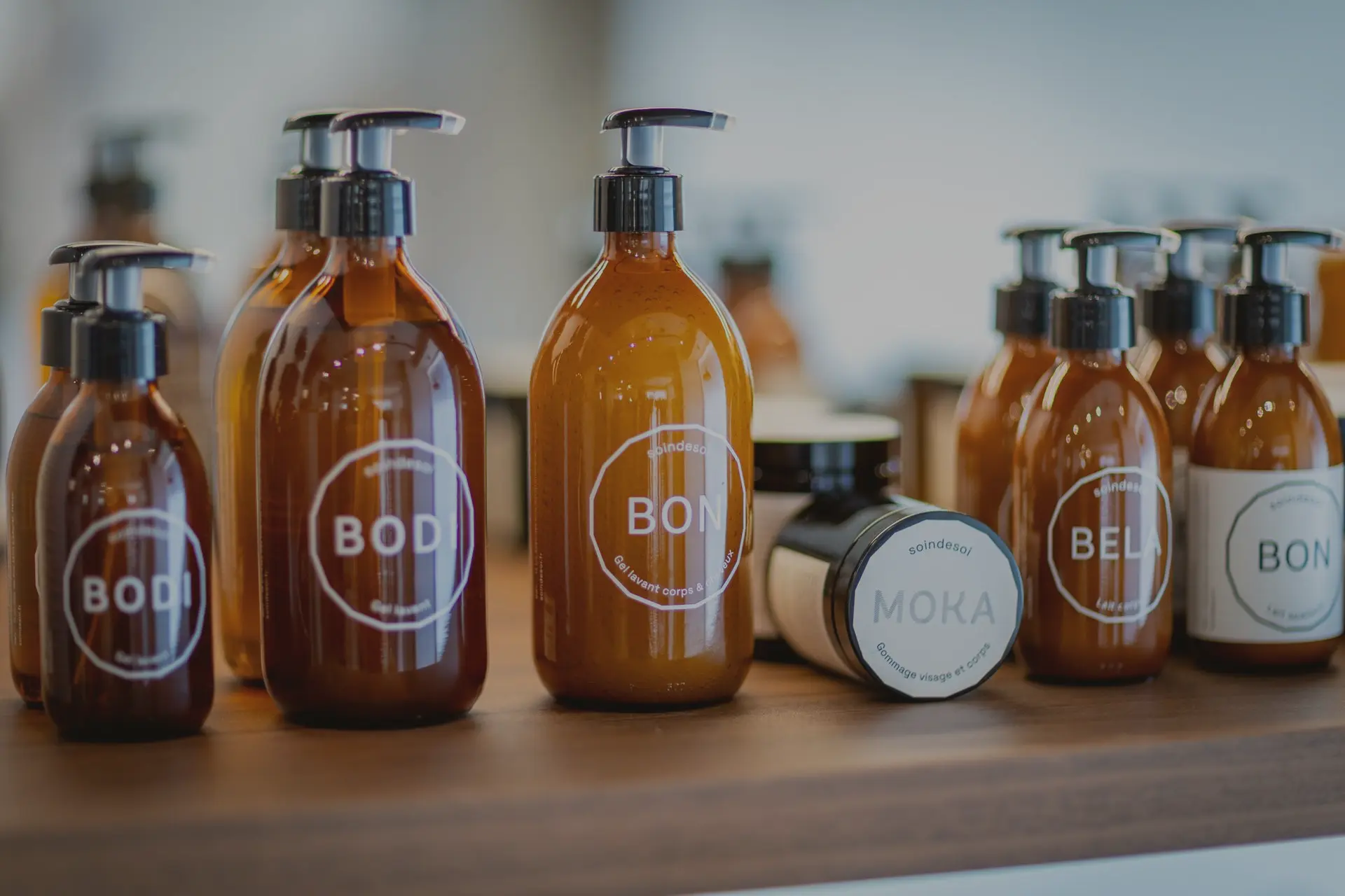 Présentation de produits cosmétique sur une étagère