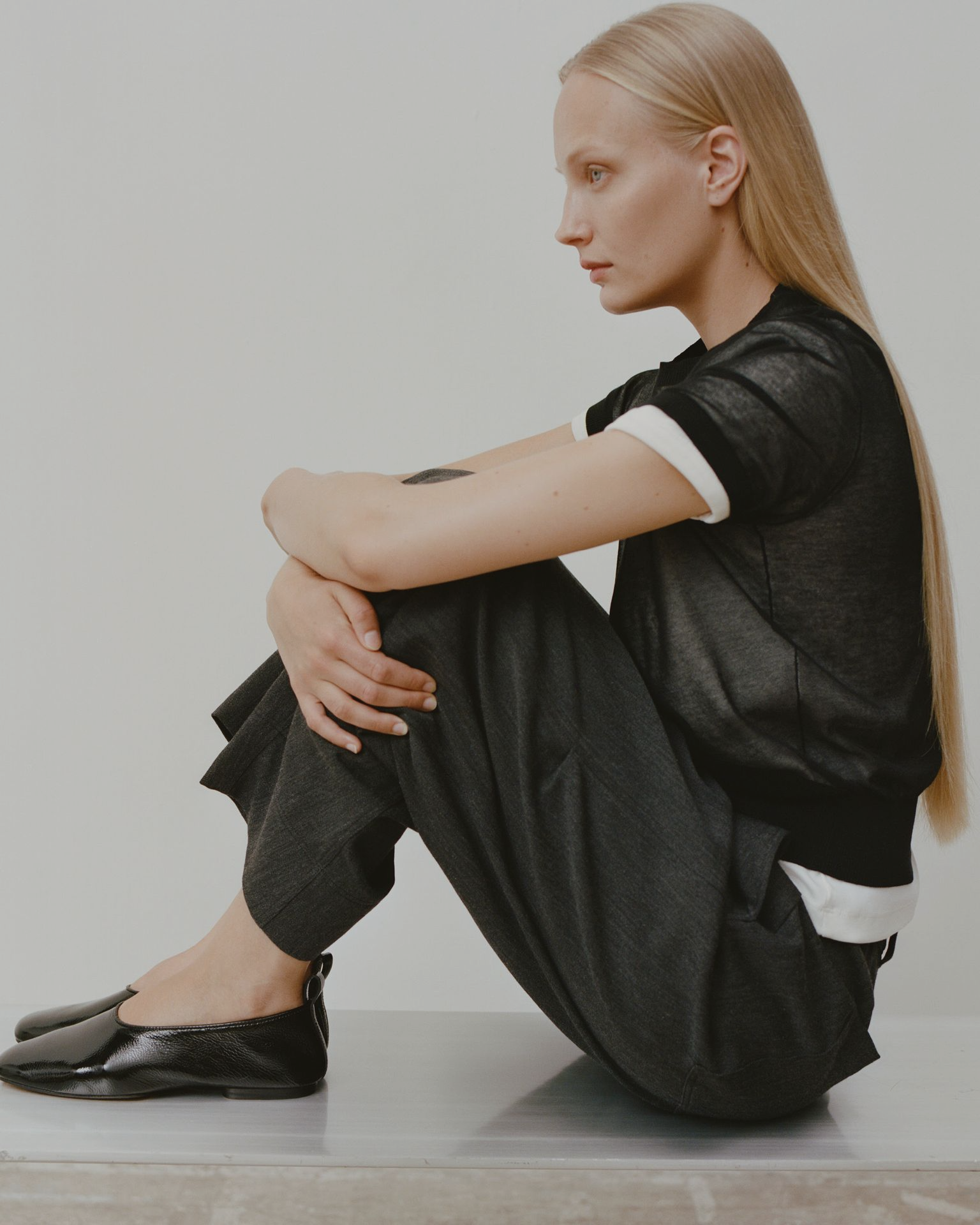 Femme assise en pantalon et blouse Soeur