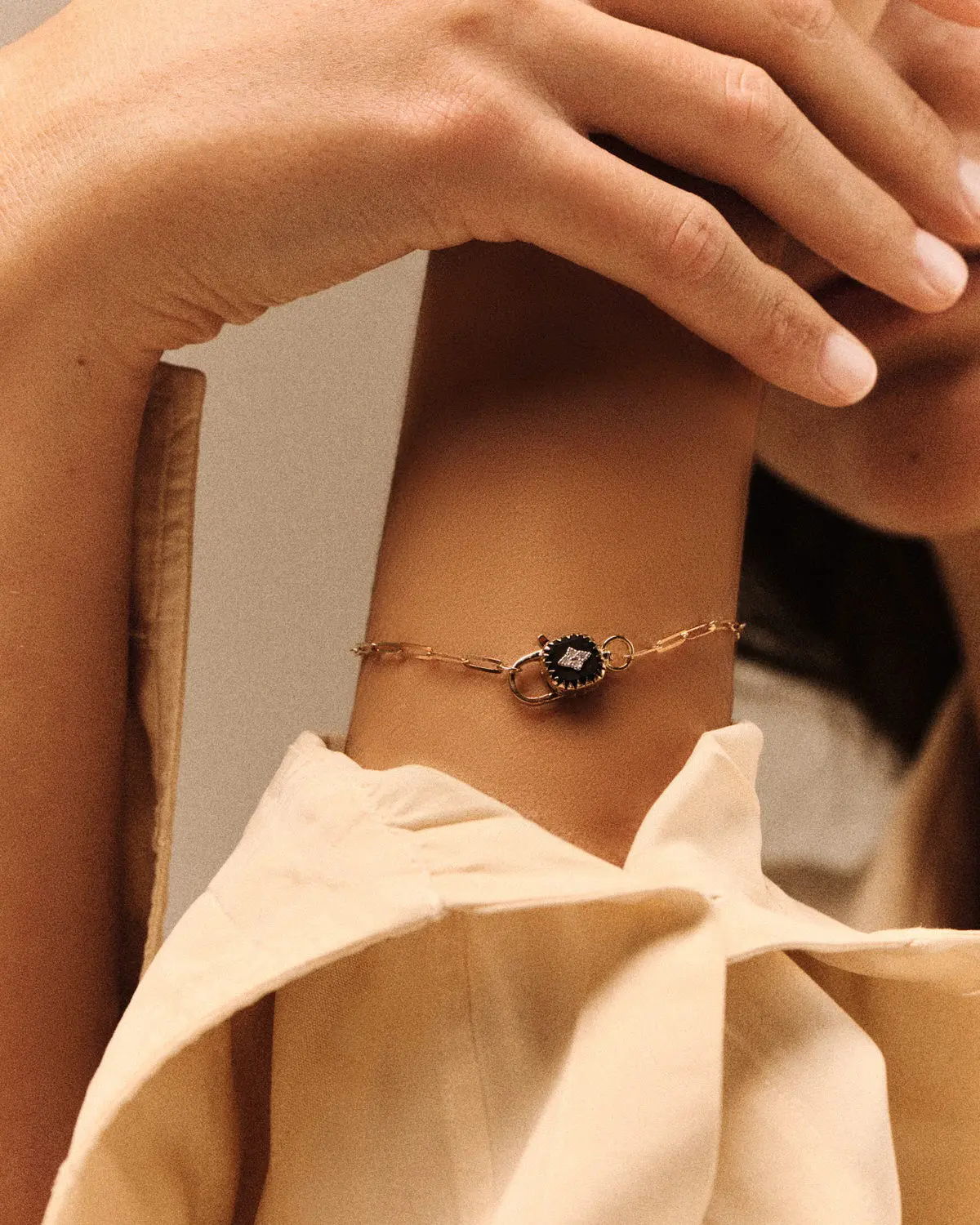 Poignet de femme portant le nouveau bracely Ginger en or et diamant de la créatyrice Pascale Monvoisin