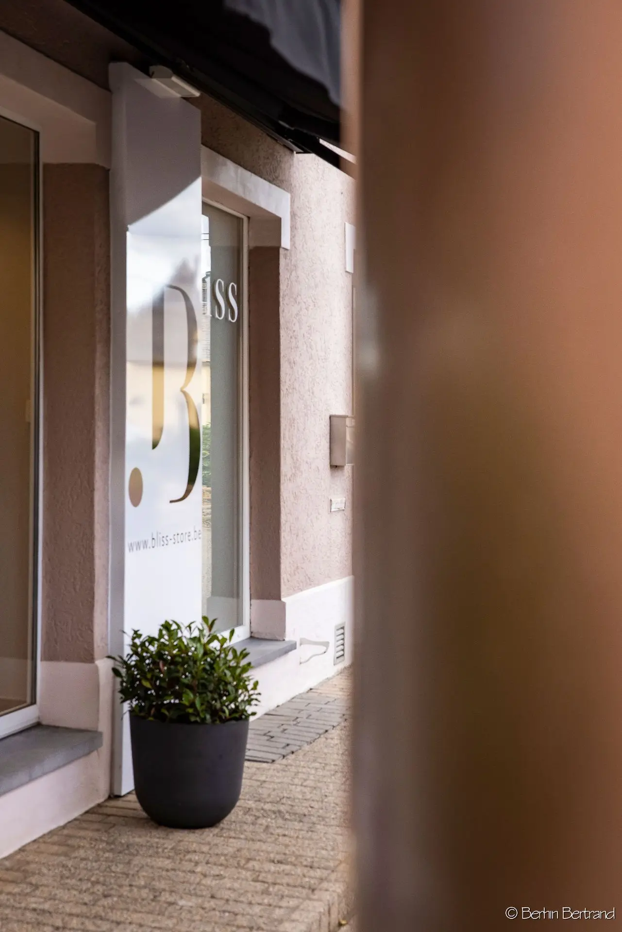 Détails de la façade de la boutique Bliss de Habay-la-Neuve