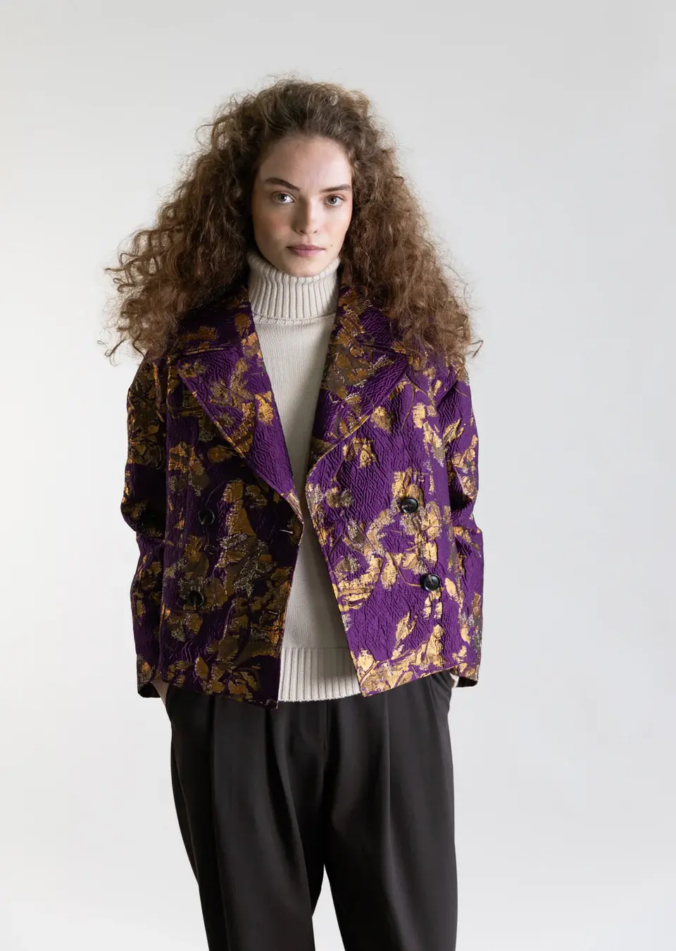 Femme portant un blazer en brocart violet et caramel, 