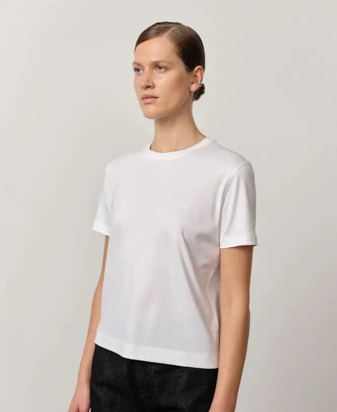 Femme de style scandinave portatnt un t-shirt blanc basic