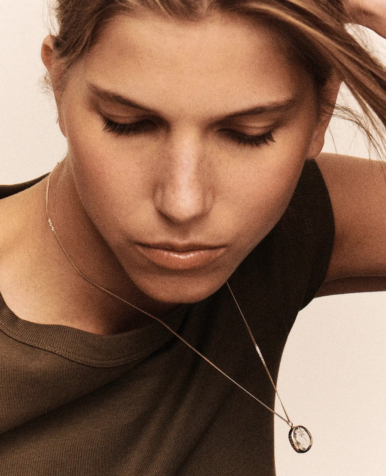 pascale-monvoisn-alba-n1-collier -porté.webp