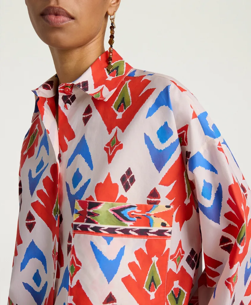 Momoni-Chemise-Lucha-Imprimée-Rouge-Bleue-Détails.webp