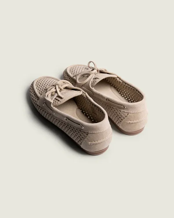 Posa-BoatLoafer-perforated-Suede-light-taupe-arrière.webp