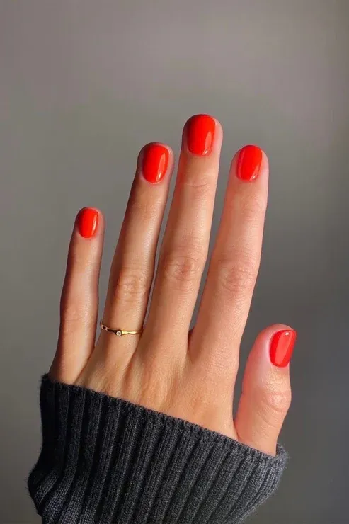 KarolinVanLoon-Vernis-Ongles-22-Rouge Solaire-Main.webp