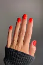 KarolinVanLoon-Vernis-Ongles-22-Rouge Solaire-Main.webp