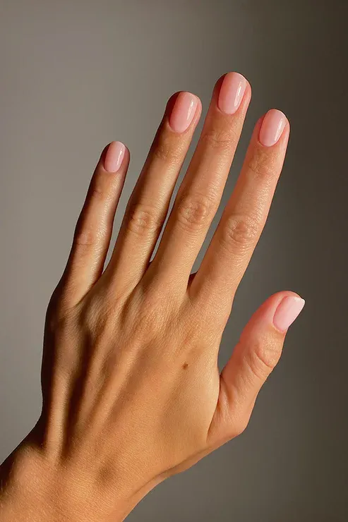 KarolinVanLoon-50-Rosé-Doux-Vernis à Ongles-Main.webp