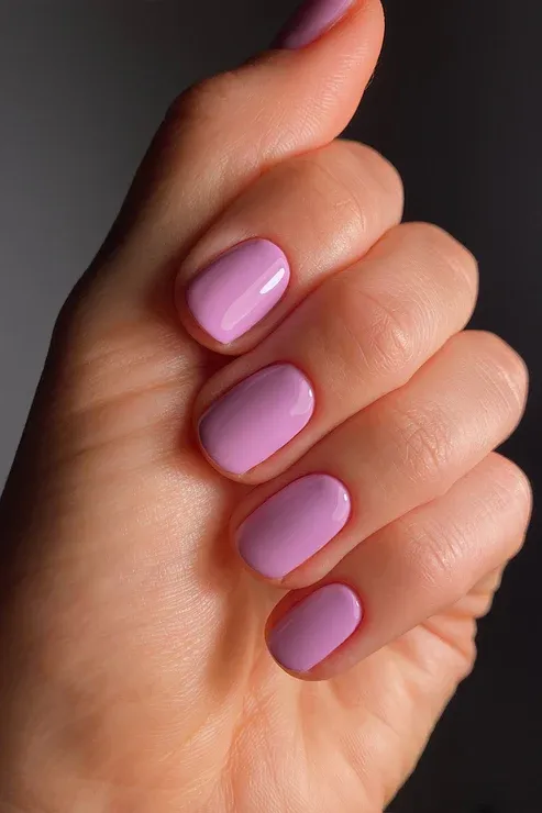 KarolinVanLoon-43-Lavande-Léger-Vernis-Ongles-Main-1.webp