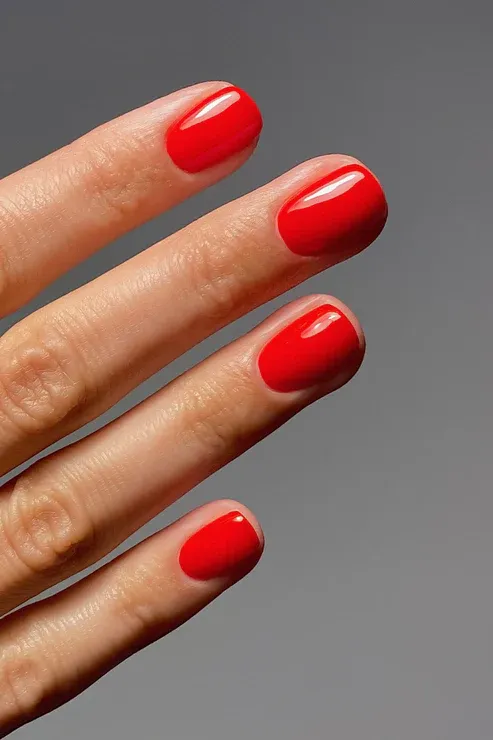 KarolinVanLoon-37-Tomate-Rouge-Vernis-Ongles-main.webp