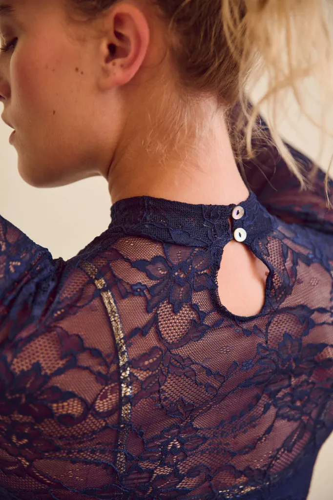 LaNouvelle-Body-Jimmy-Navy-Lace-Detail.webp