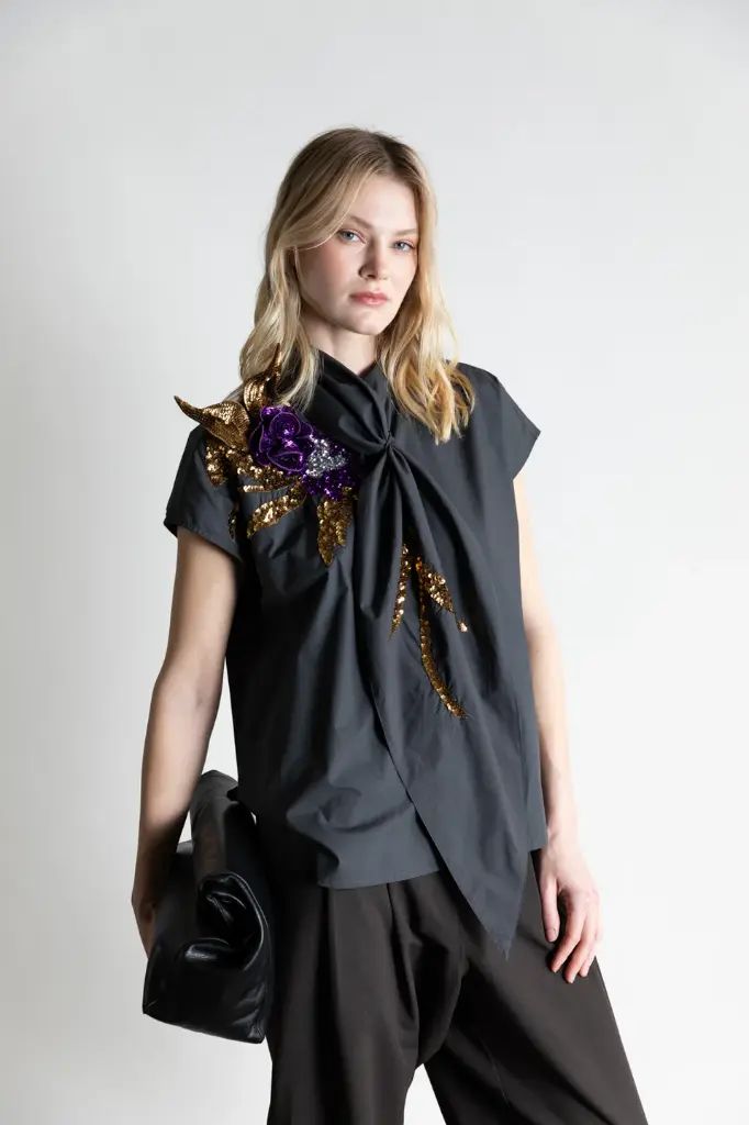 Psophia-Blouse-Brodée-Caviar-Portée.webp
