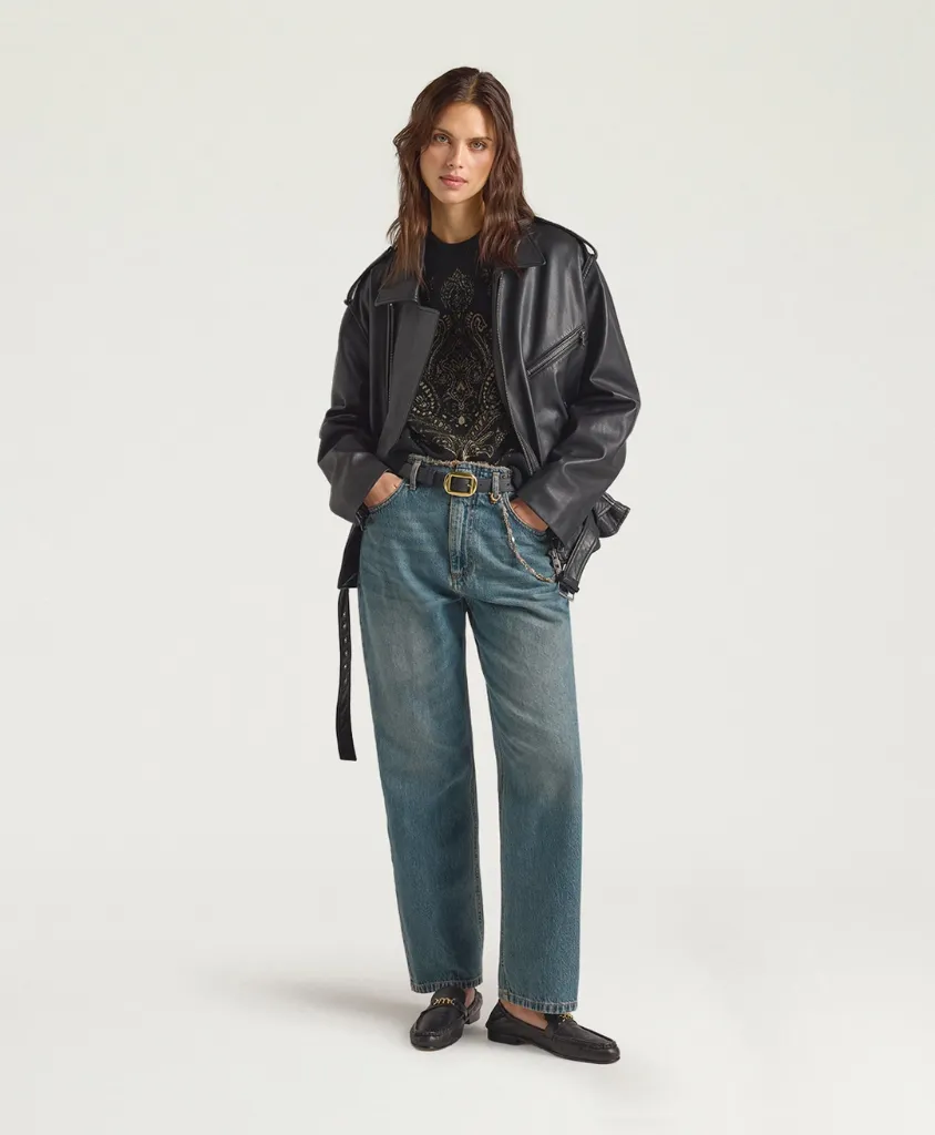 Momoni - Blouson Lond Coat en Cuir Noir porté.webp