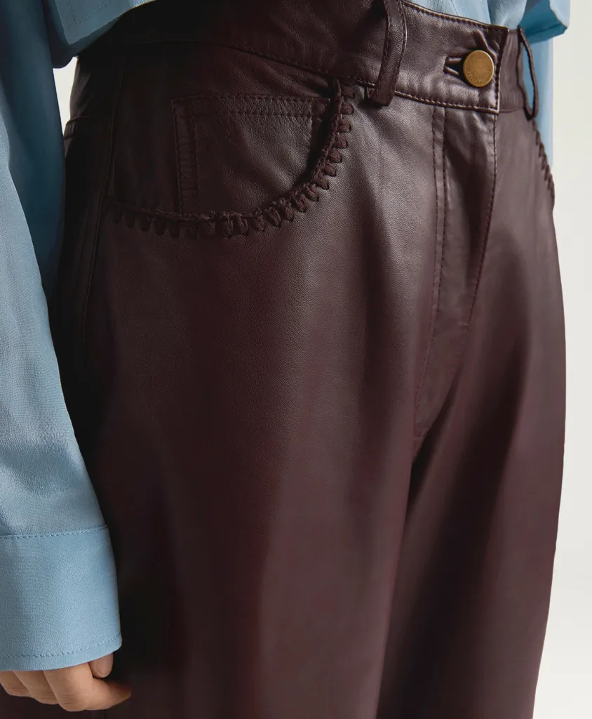 Momoni-Pantalon-Aoki-Cuir-Détail.webp