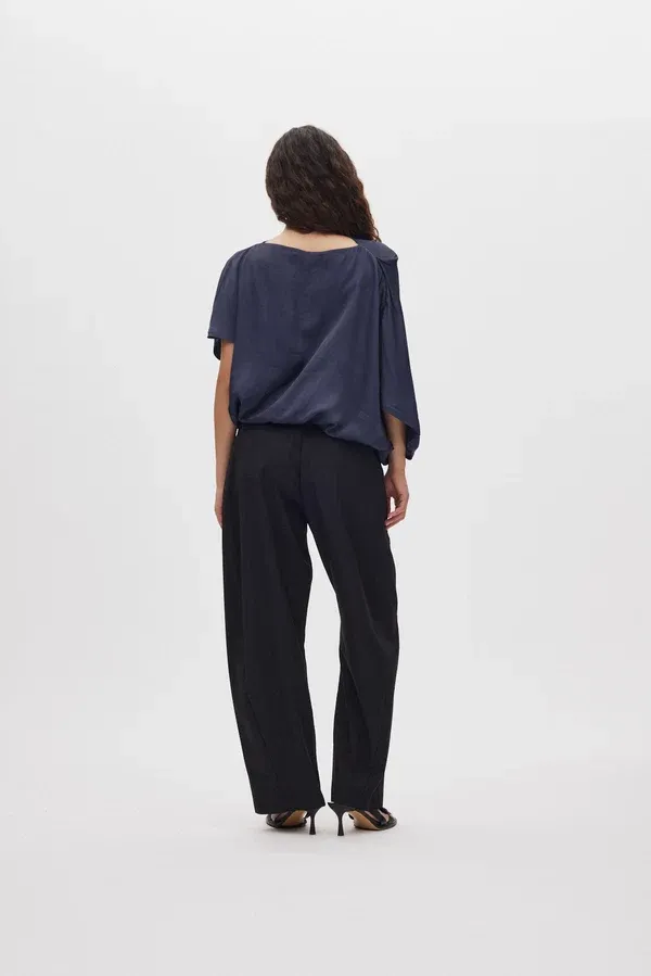 Rabens-Saloner-Blouse-Mist-Navy-Dos.webp