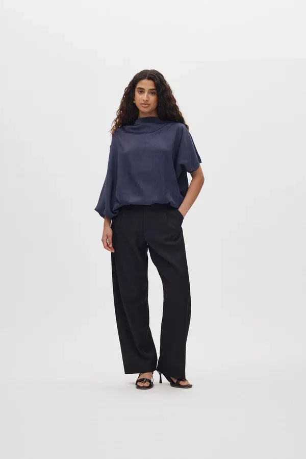 Rabens-Saloner-Blouse-Mist-Navy-Portée.webp