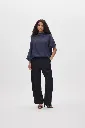 Rabens-Saloner-Blouse-Mist-Navy-Portée.webp