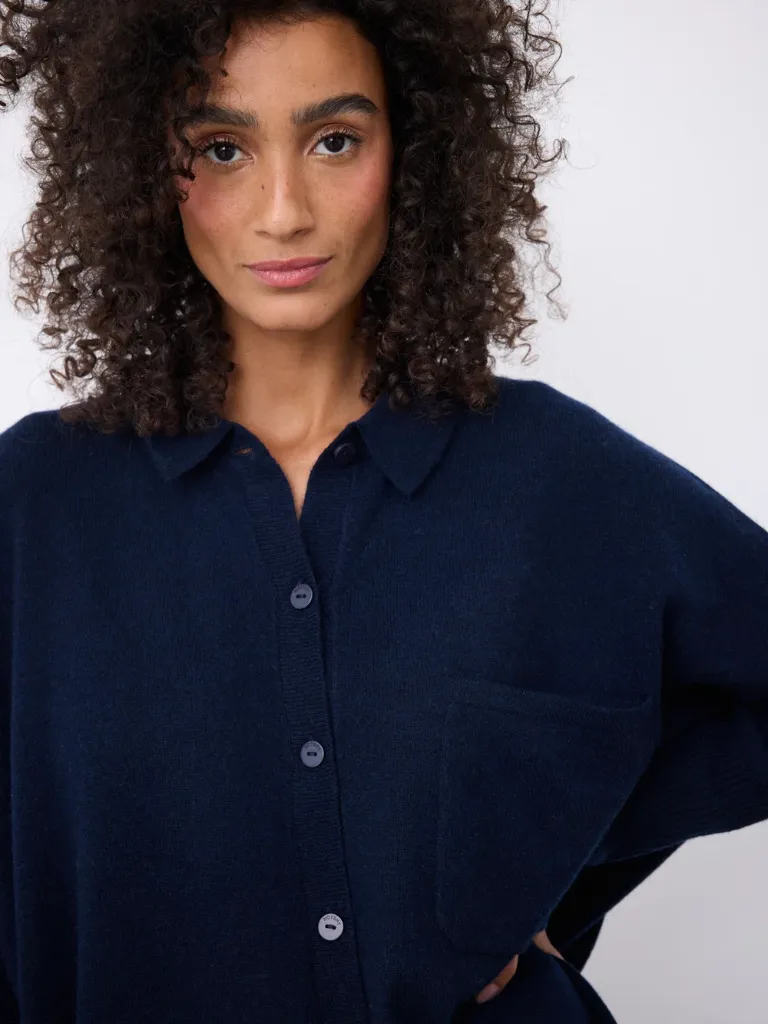 Notshy-andrea-Navy-Detail.webp