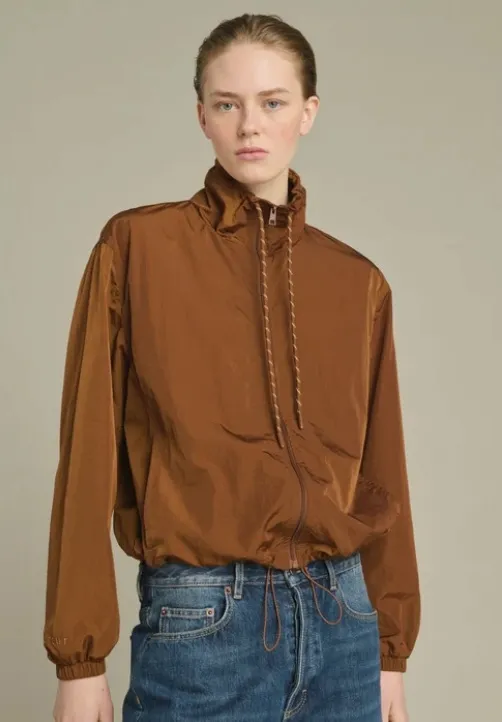 Soeur-PArka-court-Jura-Caramel-Porté.webp