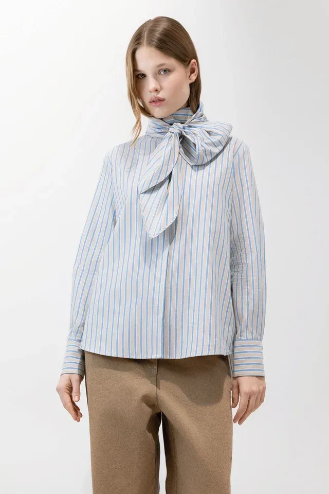 PSOPHIA Chemise Oxford rayée avec col officier en nœud portée.webp