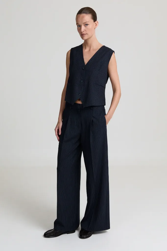 LIVTHELABEL-Pantalon-Logan-Marine-Ligné.webp