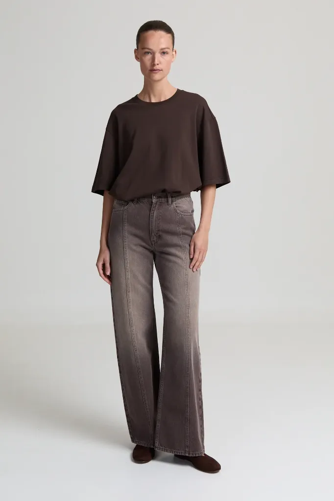 LIVTHELABEL-Jeans JOEY CHESTNUT BROWN porté.webp
