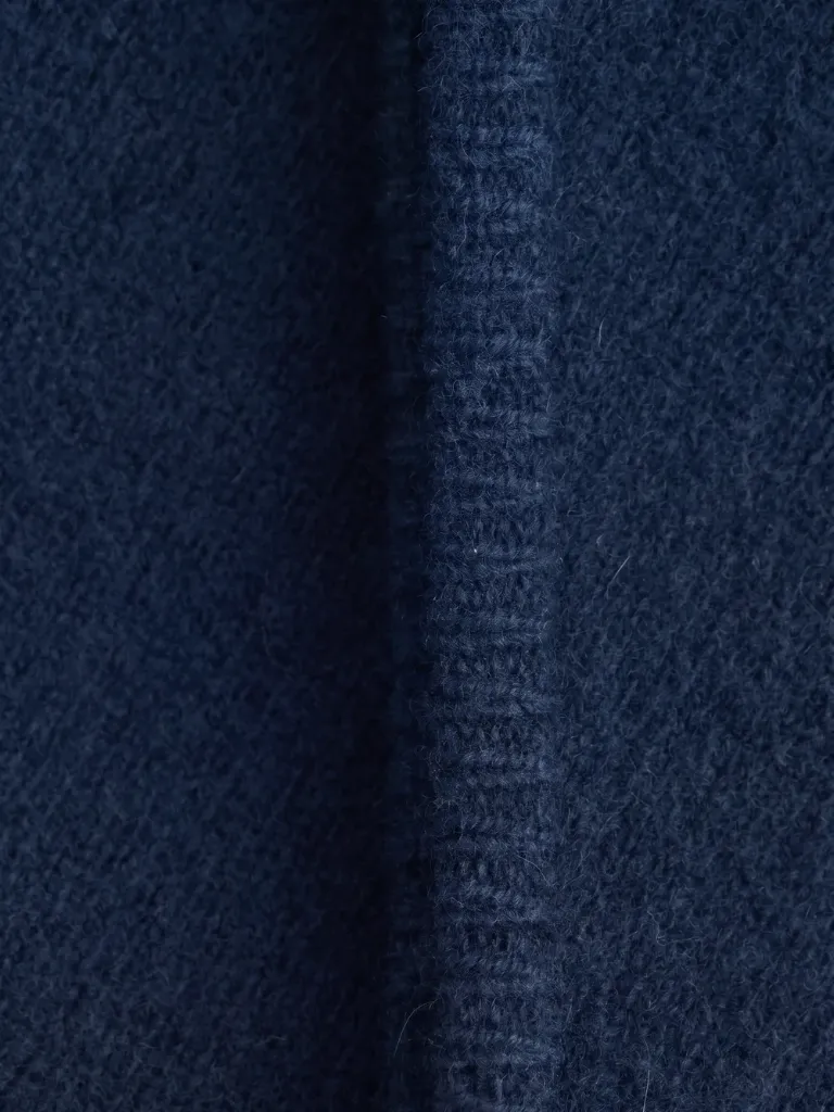 ELEONORE_MARINE-echarpe-triangle détail.webp