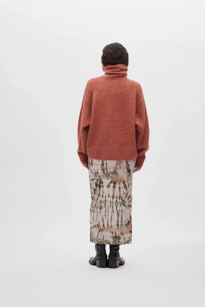 Rabens-Saloner- Pull Fluffy Mabeka Redwood-dos.webp