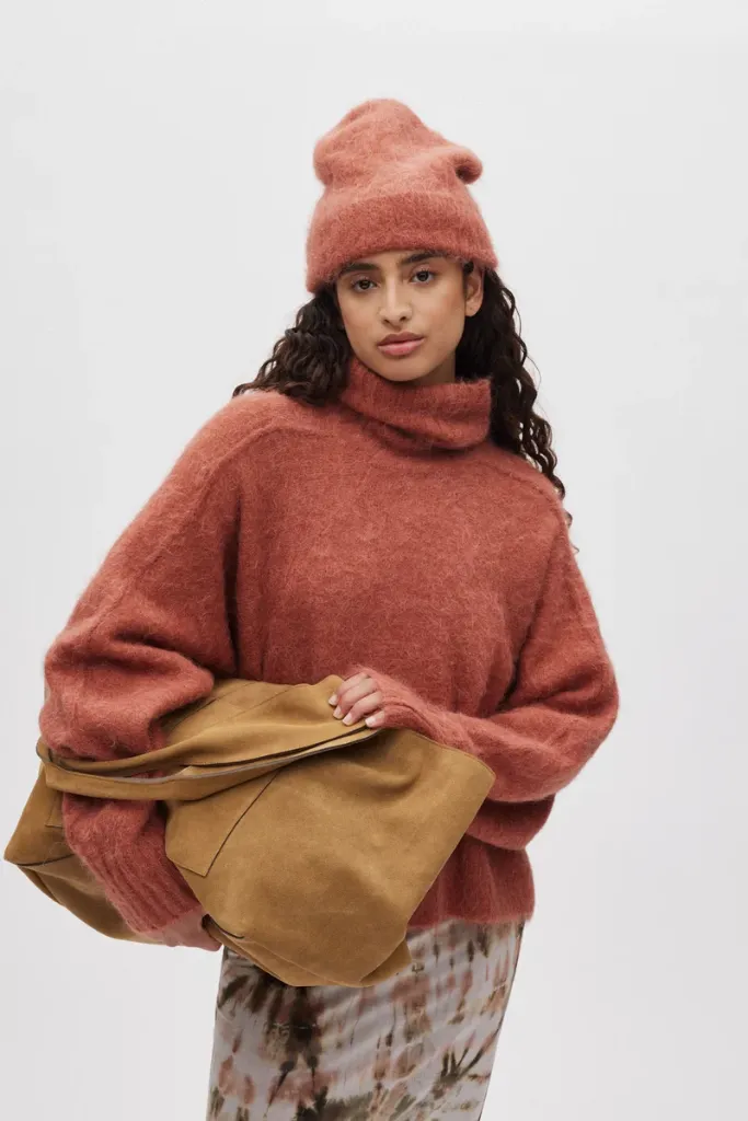 Rabens-Saloner- Pull Fluffy Mabeka Redwood-porté.webp