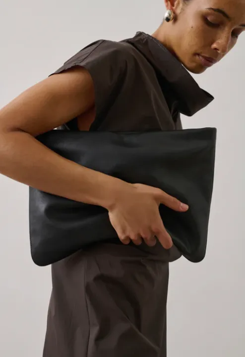 SOEUR Pochette Darleen en cuir souple Noir