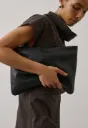 SOEUR Pochette Darleen en cuir souple Noir